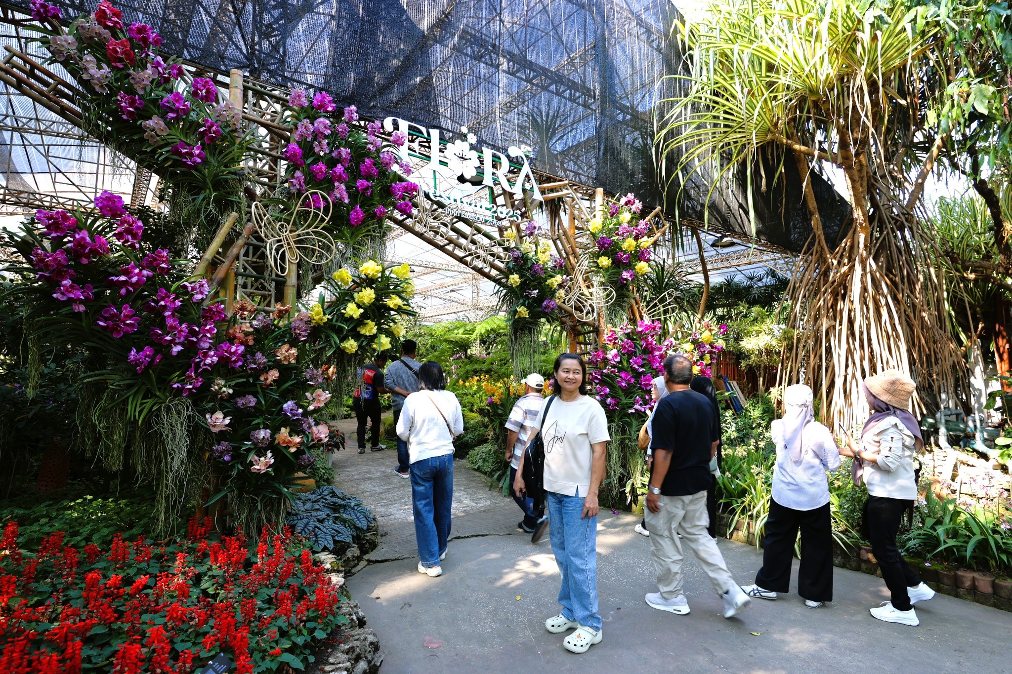 คึกคักตั้งแต่วันแรกกับความงดงามของกล้วยไม้หลากหลายสายพันธุ์ที่ยกขบวนมาอวดโฉมอย่างยิ่งใหญ่ในเทศกาลชมสวน 2568