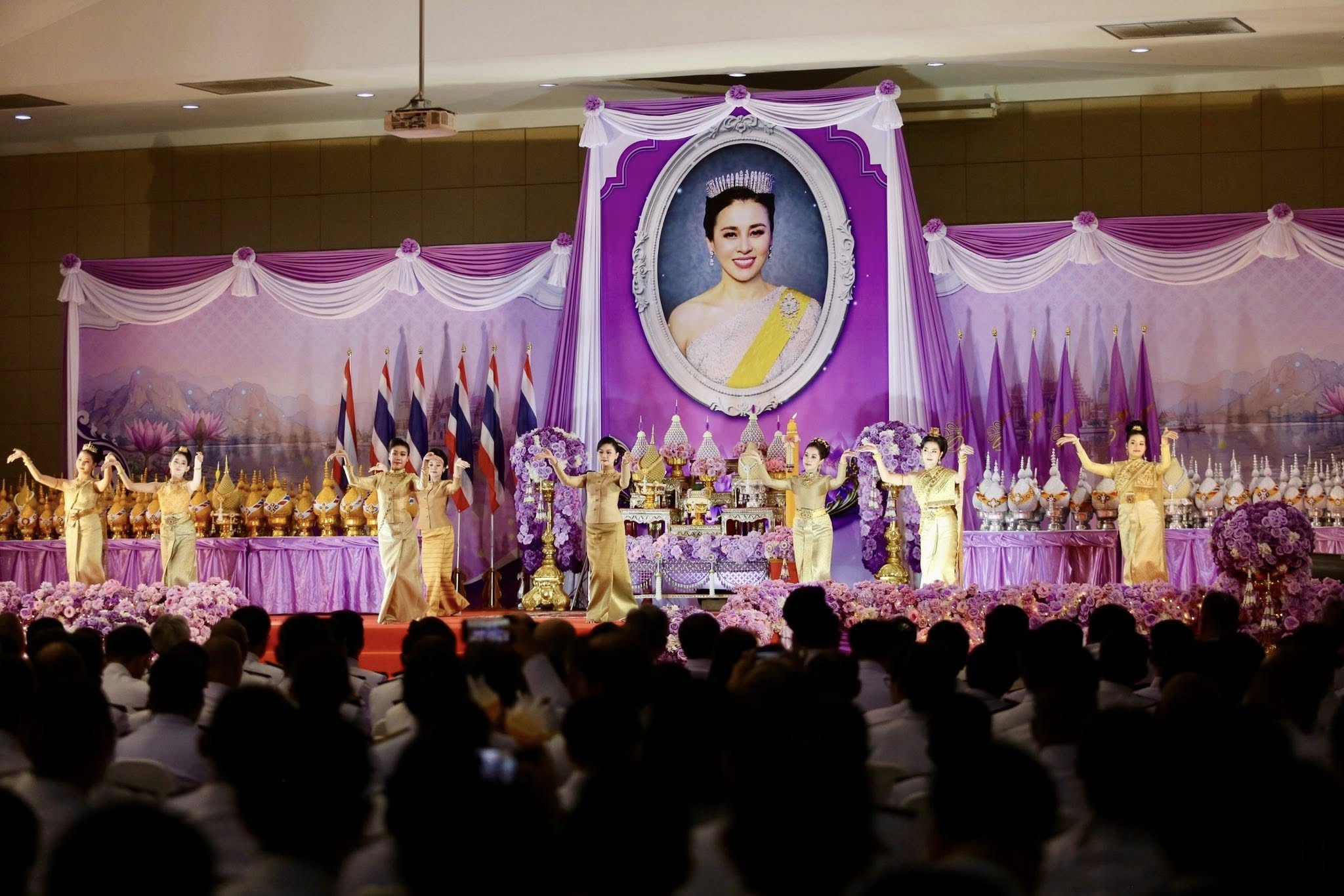 อุทยานหลวงราชพฤกษ์ สถาบันวิจัยและพัฒนาพื้นที่สูง (องค์การมหาชน) ร่วมกับจังหวัดเชียงใหม่ จัดพิธีเนื่องในโอกาสมหามงคลเฉลิมพระชนมพรรษา 4 รอบ สมเด็จพระนางเจ้าฯ พระบรมราชินี วันที่ 3 มิถุนายน 2569 ณ ห้องสักทอง อาคารนิทรรศการ 1 อุทยานหลวงราชพฤกษ์